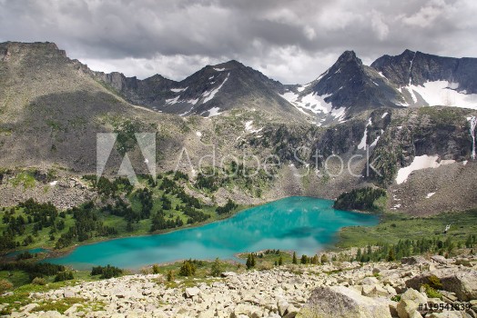 Bild på Highland Lake surrounded by cliffs Altai Siberia